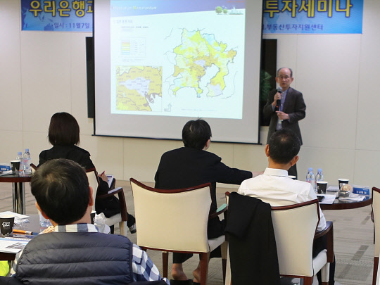 지난 7일 서울 중구에 위치한 우리은행 본점 패밀리오피스센터에서 열린 일본 부동산 투자 세미나에서 박석훈 KIA트러스트 고문이 일본 부동산 투자에 대한 강의를 하고 있다. 우리은행 제공